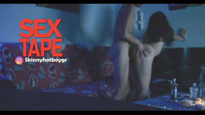 Slatka školarka sa svojim dečkom